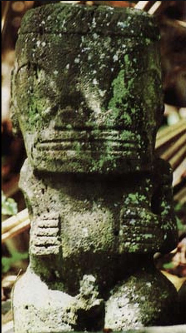 Scultura molto antica di TIKI nelle Isole Marchesi nella Polinesia francese